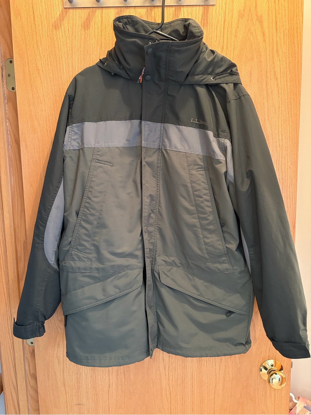 #1001 L.L. Bean 3 in 1 Men's Olive and Gray Hooded Winter Coat. Size Small.
